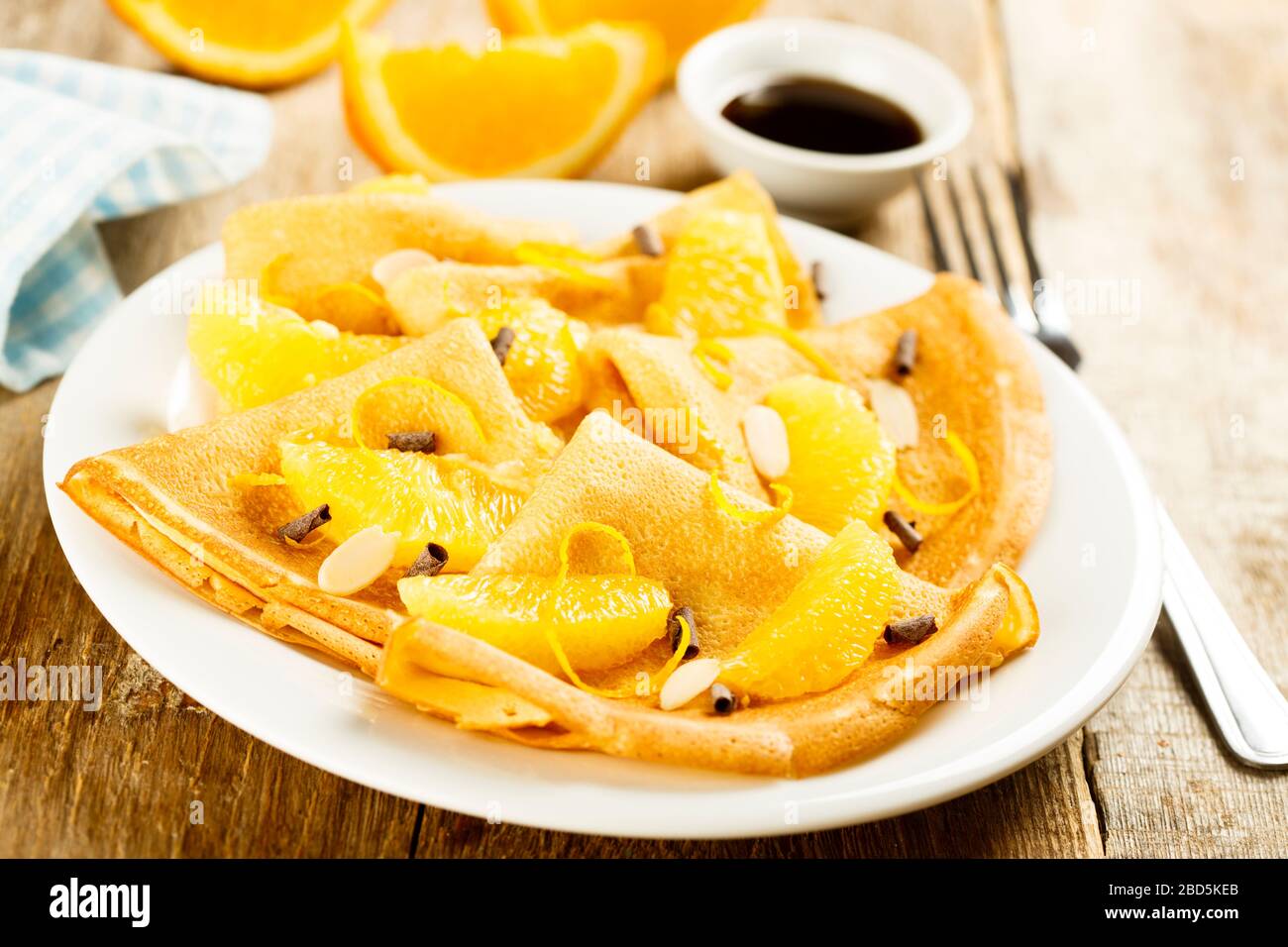 Crepes mit Orange und Schokolade Stockfoto