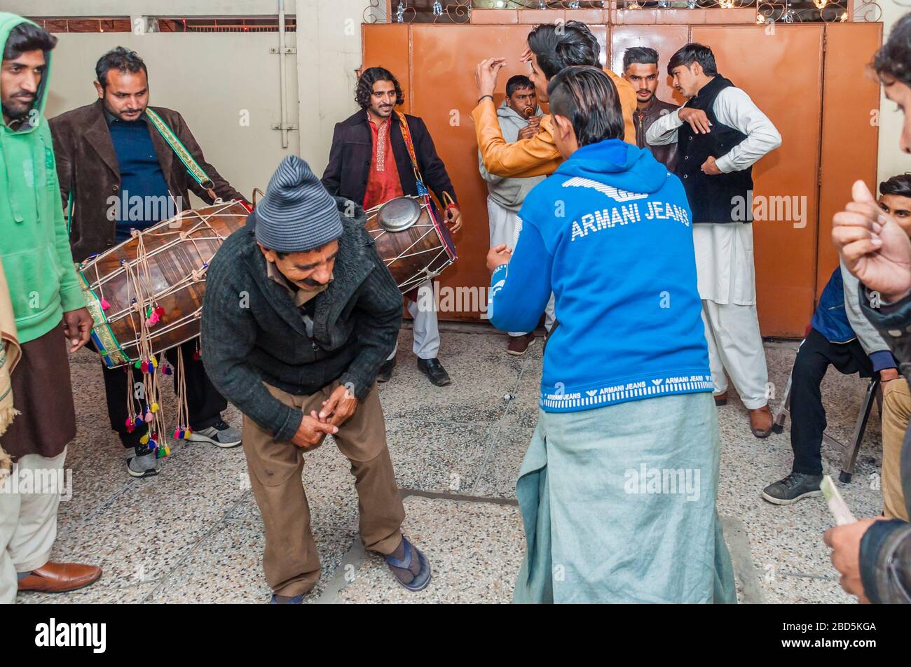 Spieler aus Punjabi dhol auf der Straße, Medhi Prozession zum Bräuhaus, Jhelum, Punjab, Pakistan Stockfoto