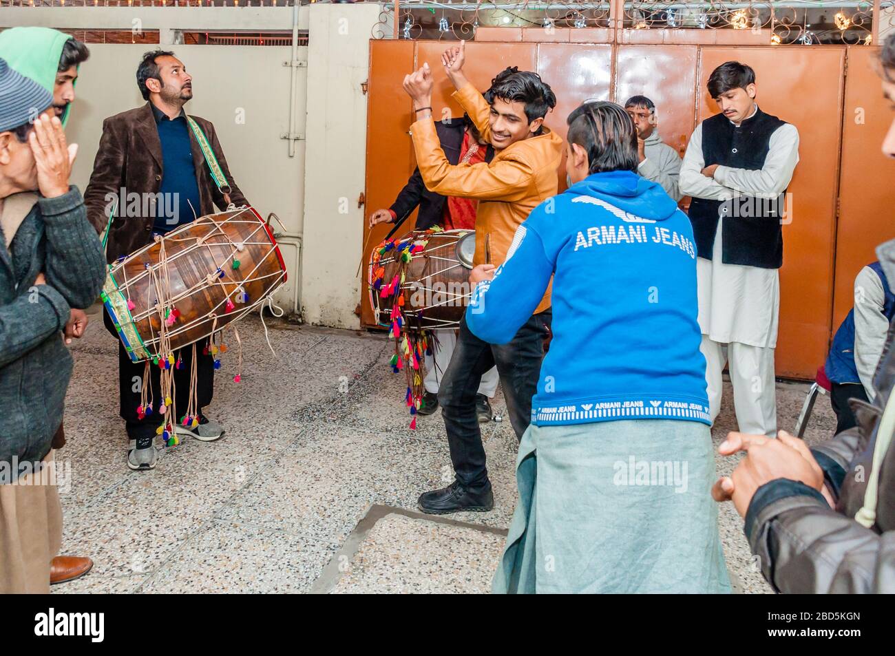 Spieler aus Punjabi dhol auf der Straße, Medhi Prozession zum Bräuhaus, Jhelum, Punjab, Pakistan Stockfoto