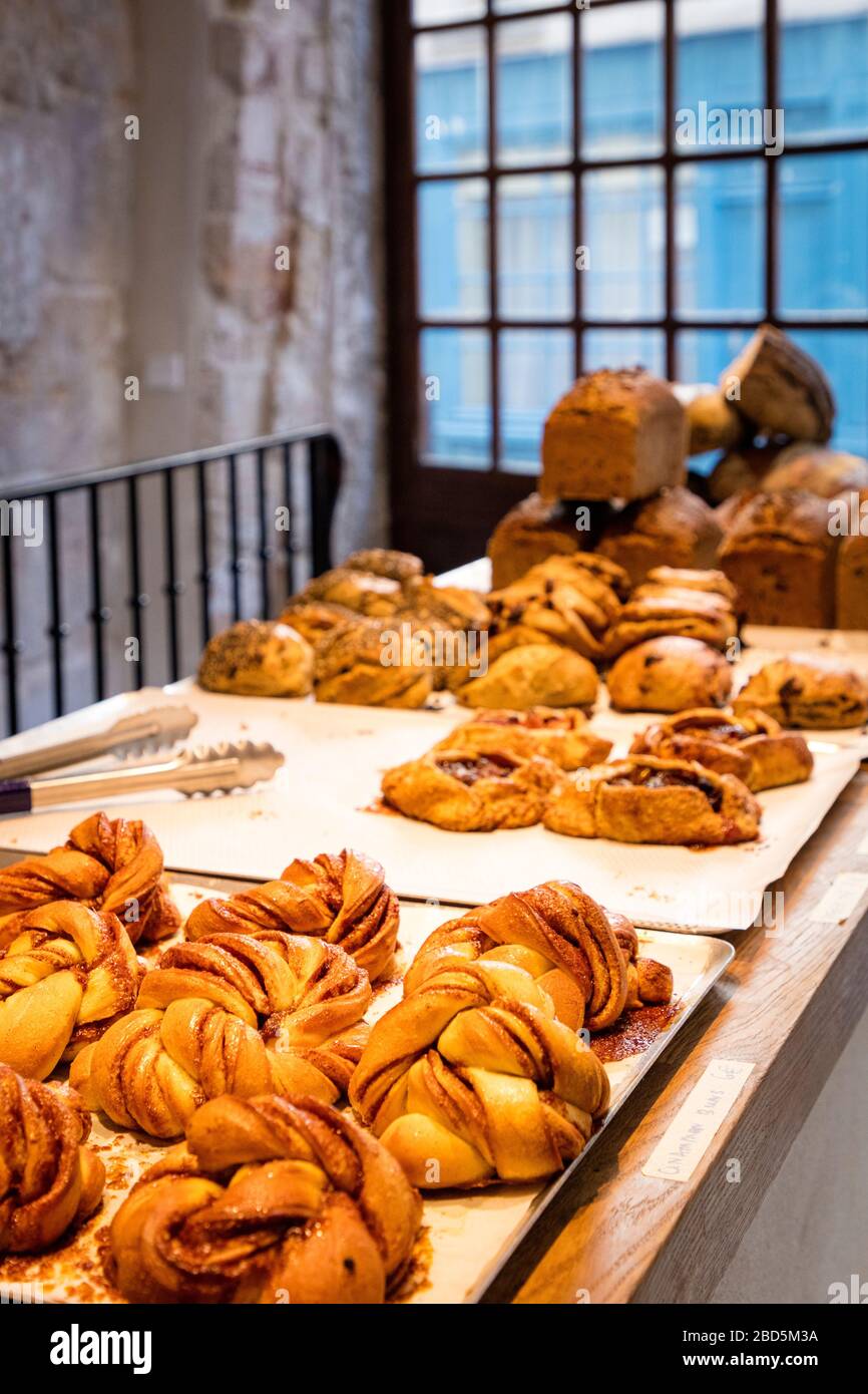 Backwaren im Circus Bakery - eine trendige Pariser Bäckerei im Latin Quarter, spezialisiert auf Zimtrollen, Paris, Ile-de-France, Frankreich Stockfoto