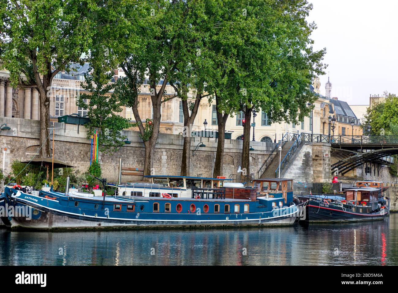 Flussboote dockten entlang der seine bei Pont des Arts, Paris, Frankreich Stockfoto