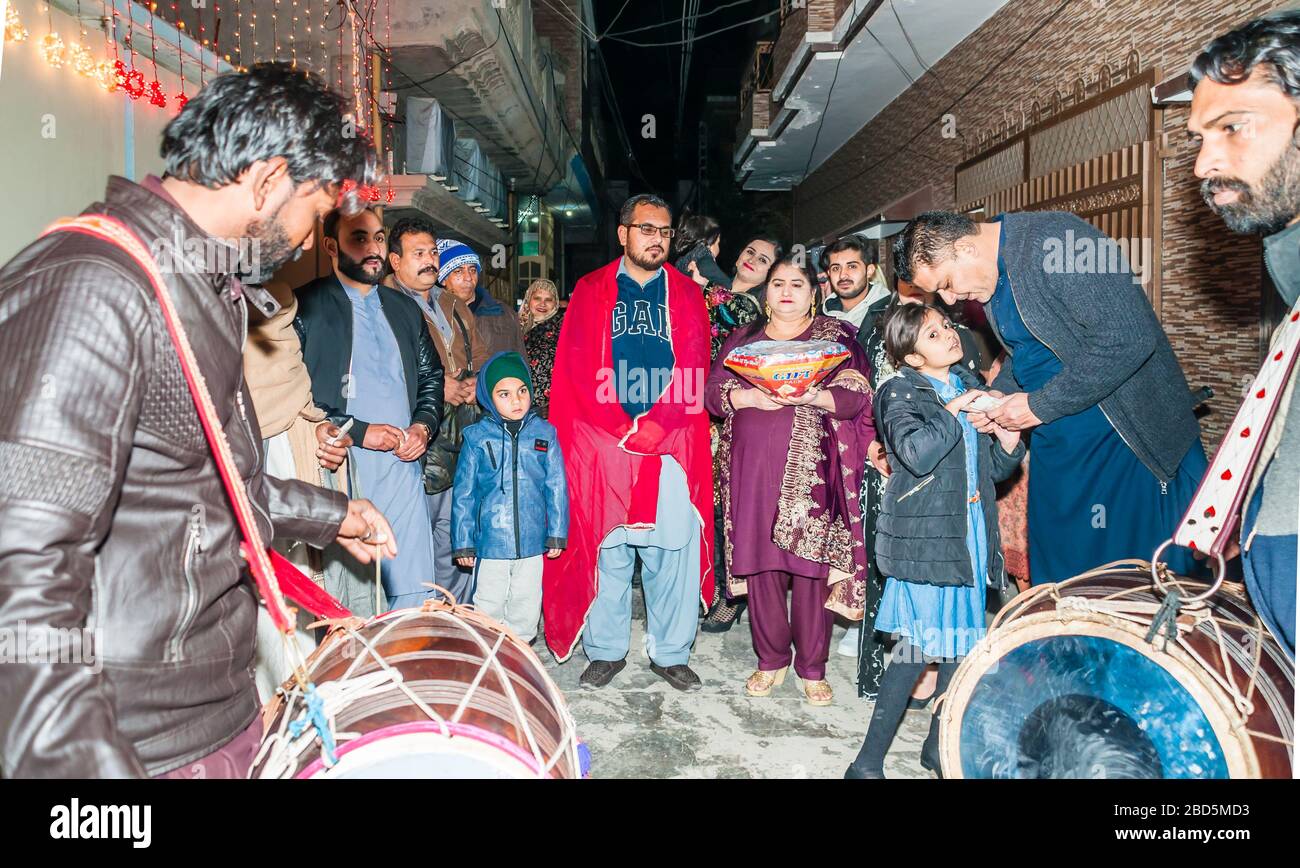 Spieler aus Punjabi dhol auf der Straße, Medhi Prozession zum Bräuhaus, Jhelum, Punjab, Pakistan Stockfoto