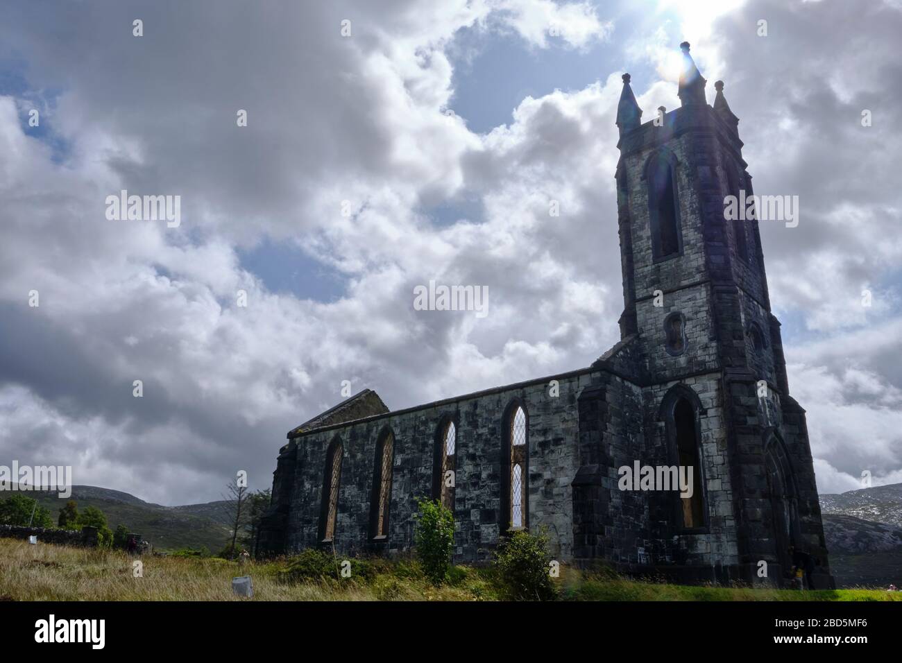 Die Ruinen der Dunlewey Church, in Poisoned Glen, County Donegal, Irland. Dunlewey ist ein kleines Gaeltacht Dorf Stockfoto