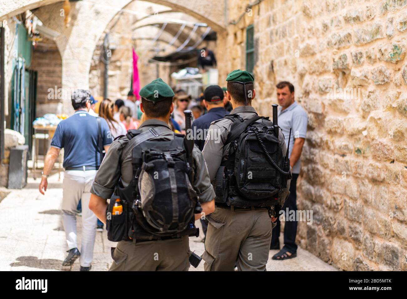 Israelische Grenzpolizisten patrouillieren in einer Gasse in der Altstadt, Jerusalem, Israel Stockfoto