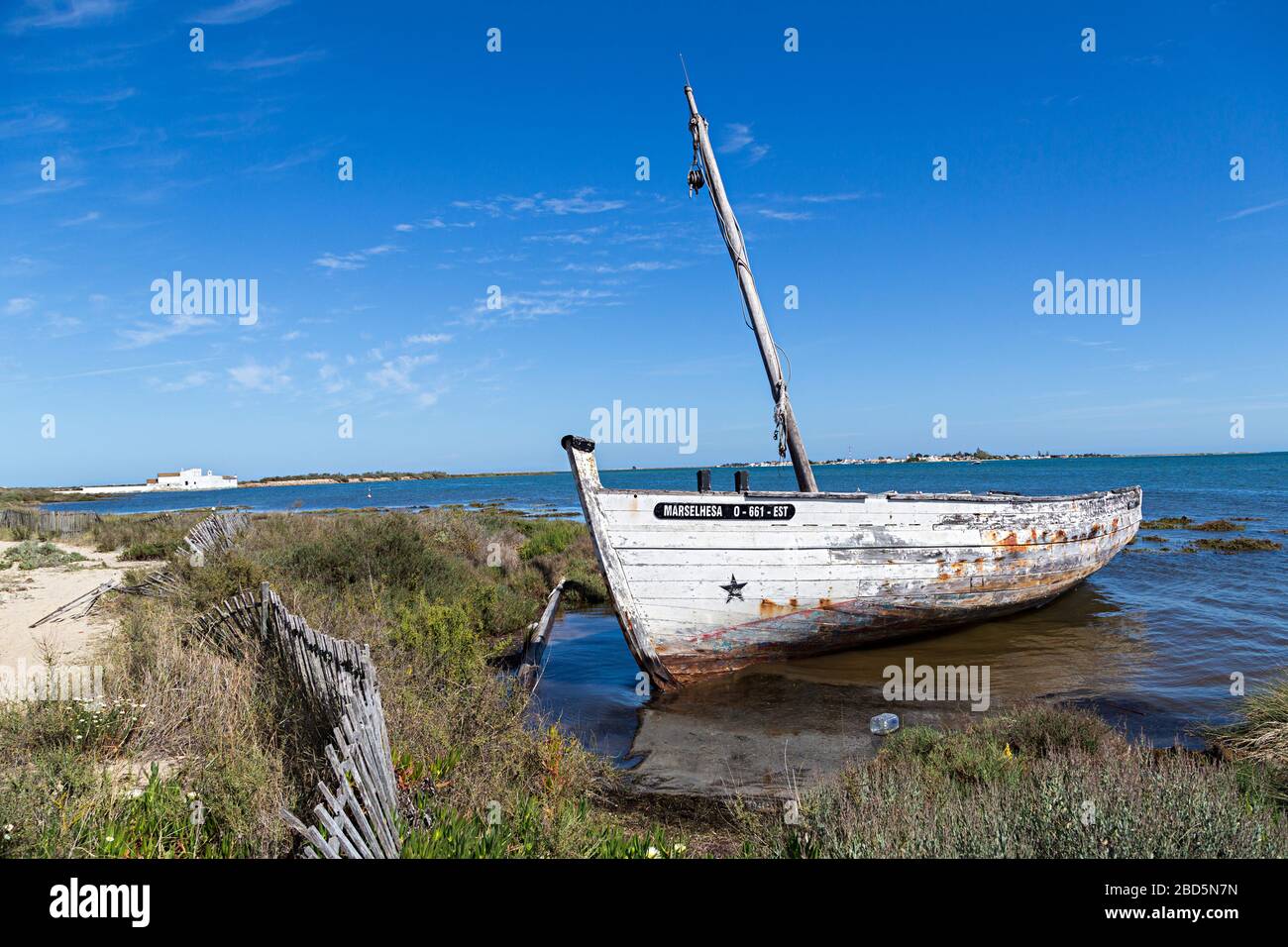 Altes verlassenes Boot in Schlangen, Quinta de Marim, Naturpark Ria Formosa, Algarve, Portugal Stockfoto