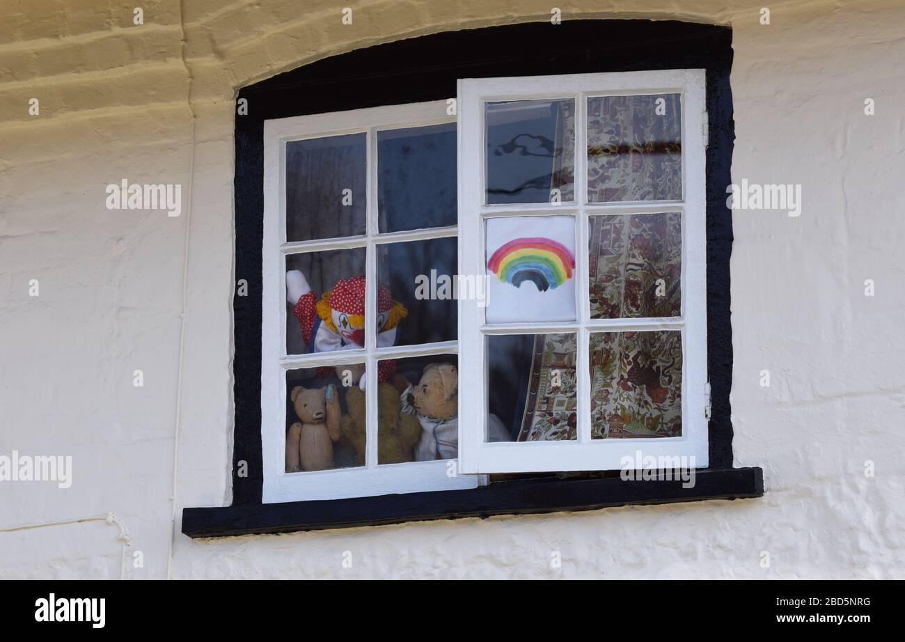 Ein Regenbogenbild und Teddybären in einem Fenster eines britischen Hauses während des UK Coronavirus Covid19 Lockdown Stockfoto