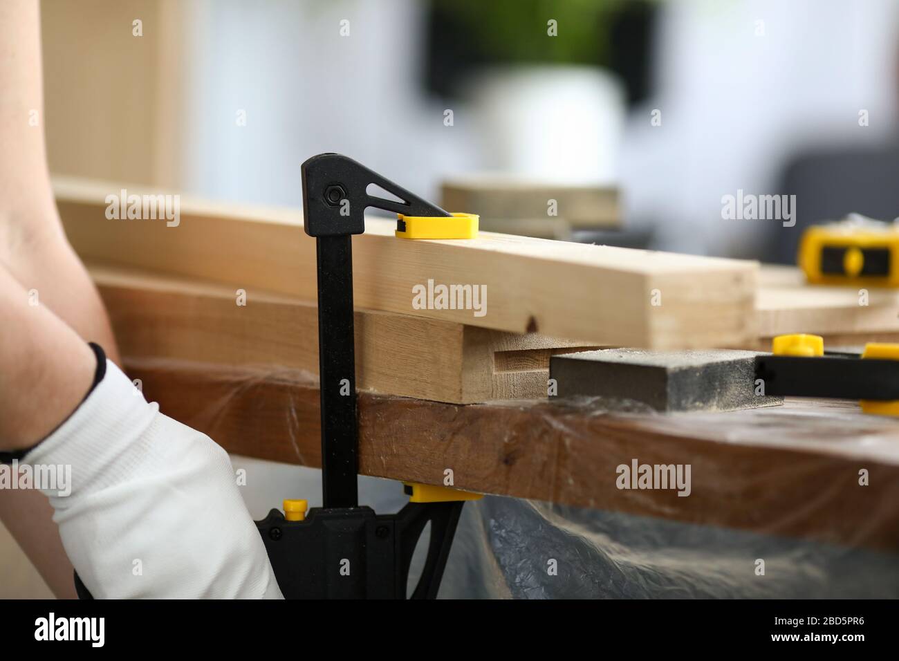 Holzarbeiter befestigt Holzteile auf Werkbank Stockfoto