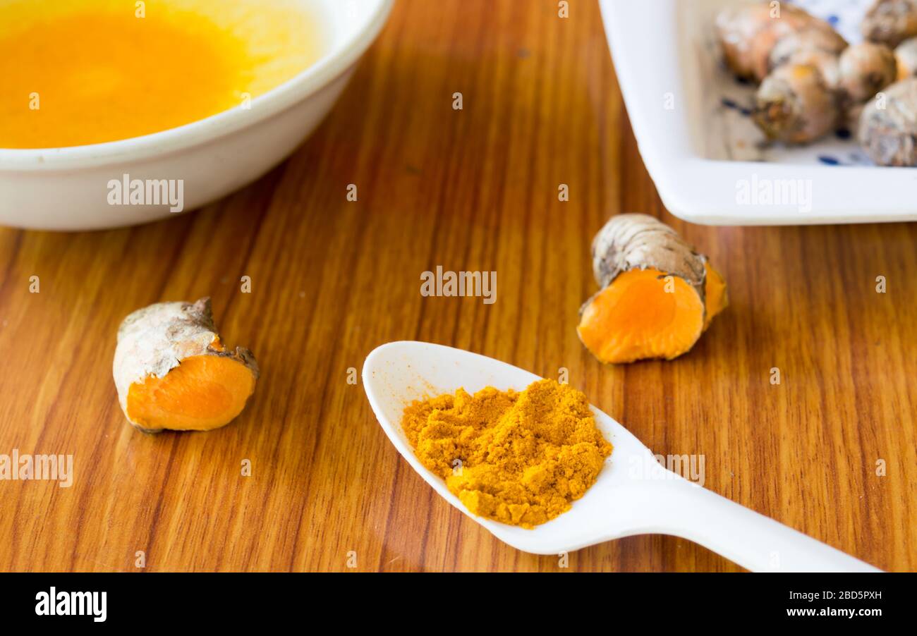 Ein Tischlöffel aus reinem turmerischem Haldi würzt Pulver, Öl und Wasser. Haldi-Zeremonie oder vor der Hochzeit oder erstem Hochzeitsritual am Morgen. Indische Ehe t Stockfoto