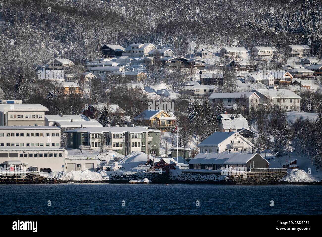 Norwegische Häuser im Winter, Finnsnes, Norwegen. Stockfoto