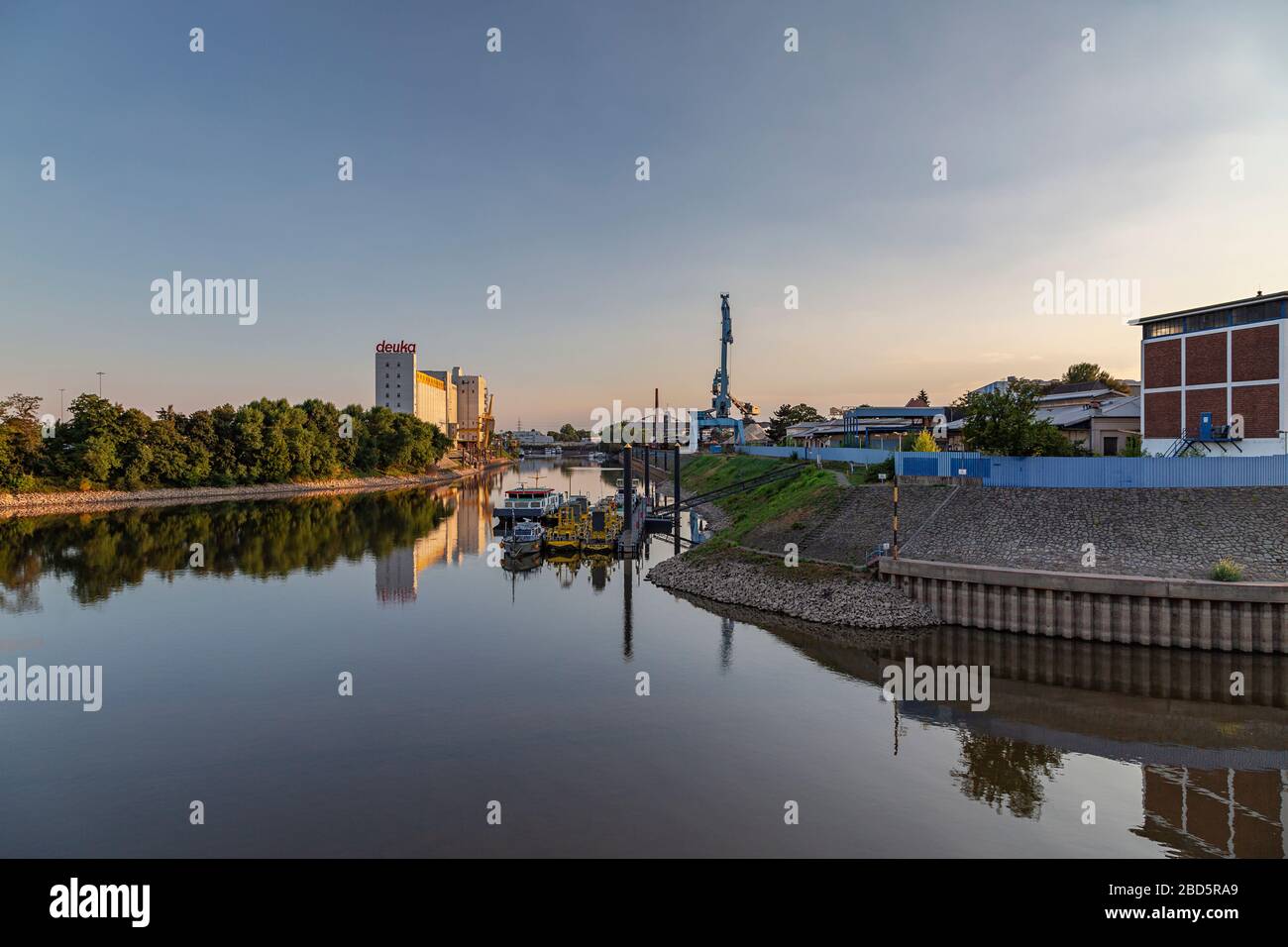 Düsseldorf - Blick auf Wasserfahrzeuge des Wasser- und Schifffahrtsamtes, reflektiert auf dem Wasser, Nordrhein-Westfalen, Deutschland, Düsseldorf, 27.07.2018 Stockfoto