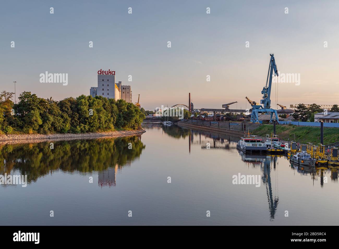 Düsseldorf - Nahaufnahme von Wasserfahrzeugen und Schiffahrtsstellen, Nordrhein-Westfalen, Deutschland, Düsseldorf, 27.07.2018 Stockfoto