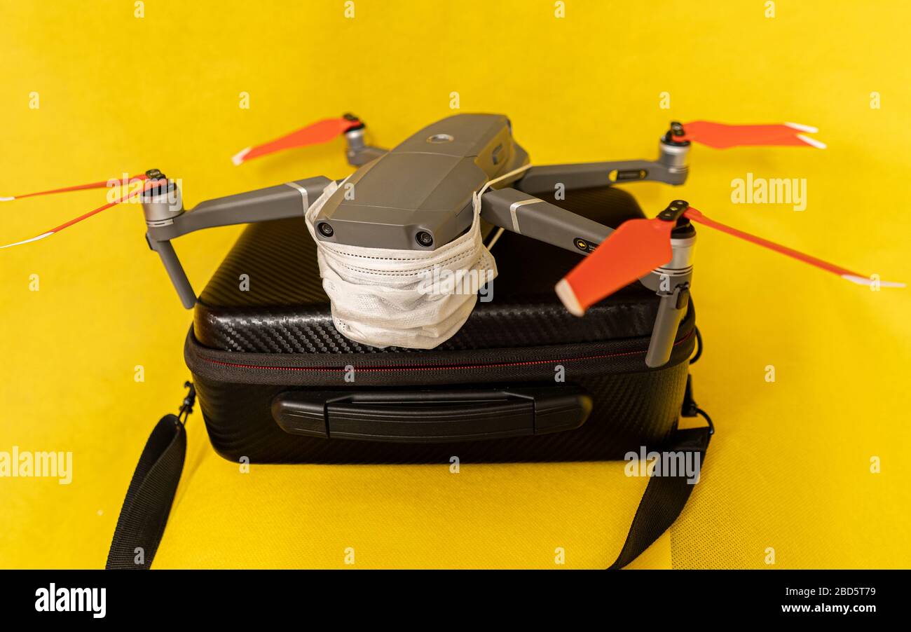 Drohnen verbotene Konzeption: Ausgeklappte Drohne mit medizinischer Gesichtsmaske. Keine Flugzone Stockfoto