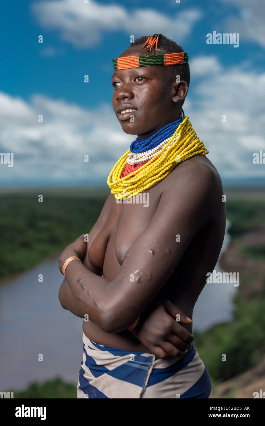 Hoch über dem Omo River trägt ein Karo-Stamm oder Ethnie-Mitglied ihre feinsten Perlen, Tumi, Äthiopien. Stockfoto