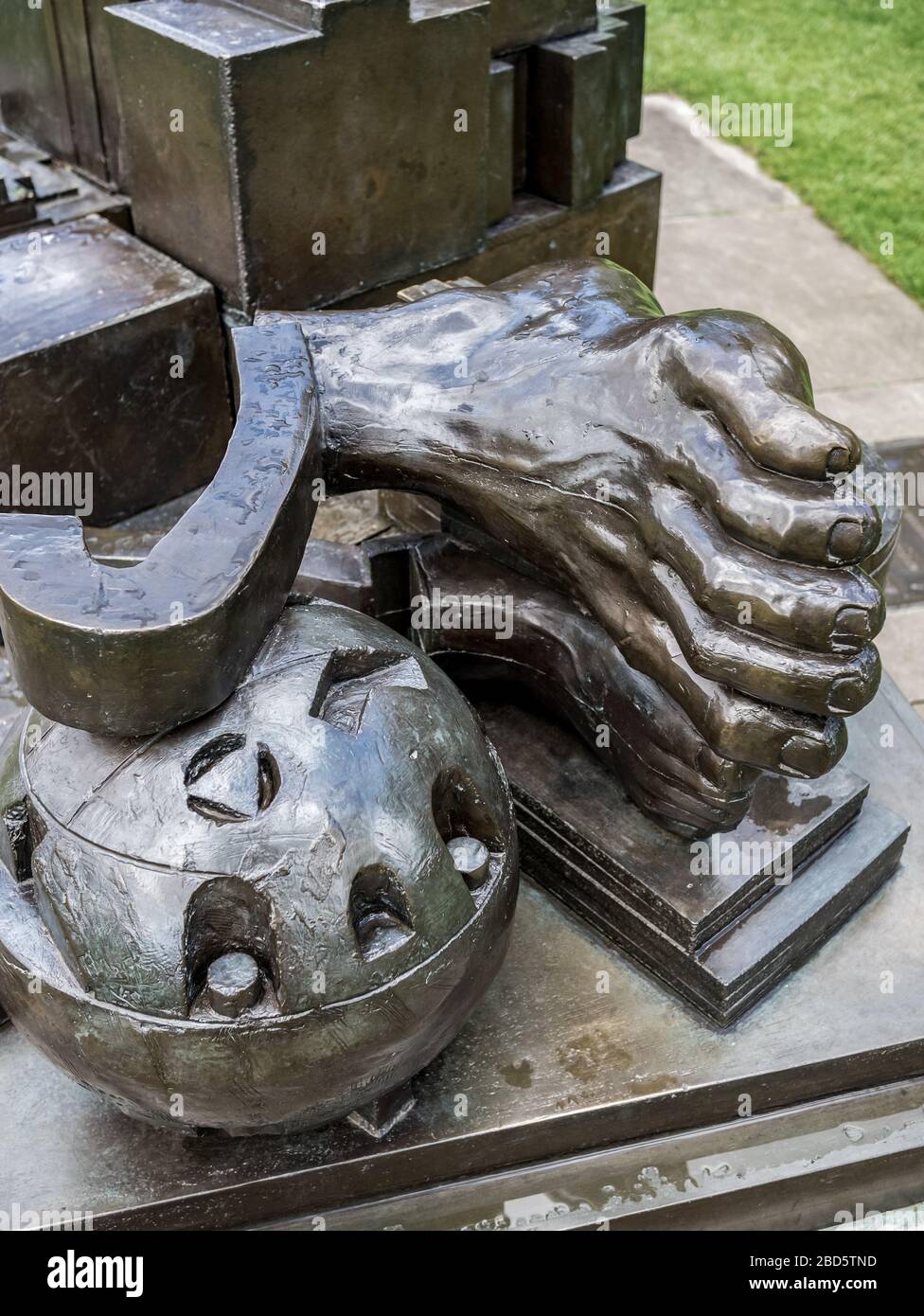 Ein Maximis Ad Minima, Kew Gardens, Skulptur, Nahaufnahme der Füße Stockfoto