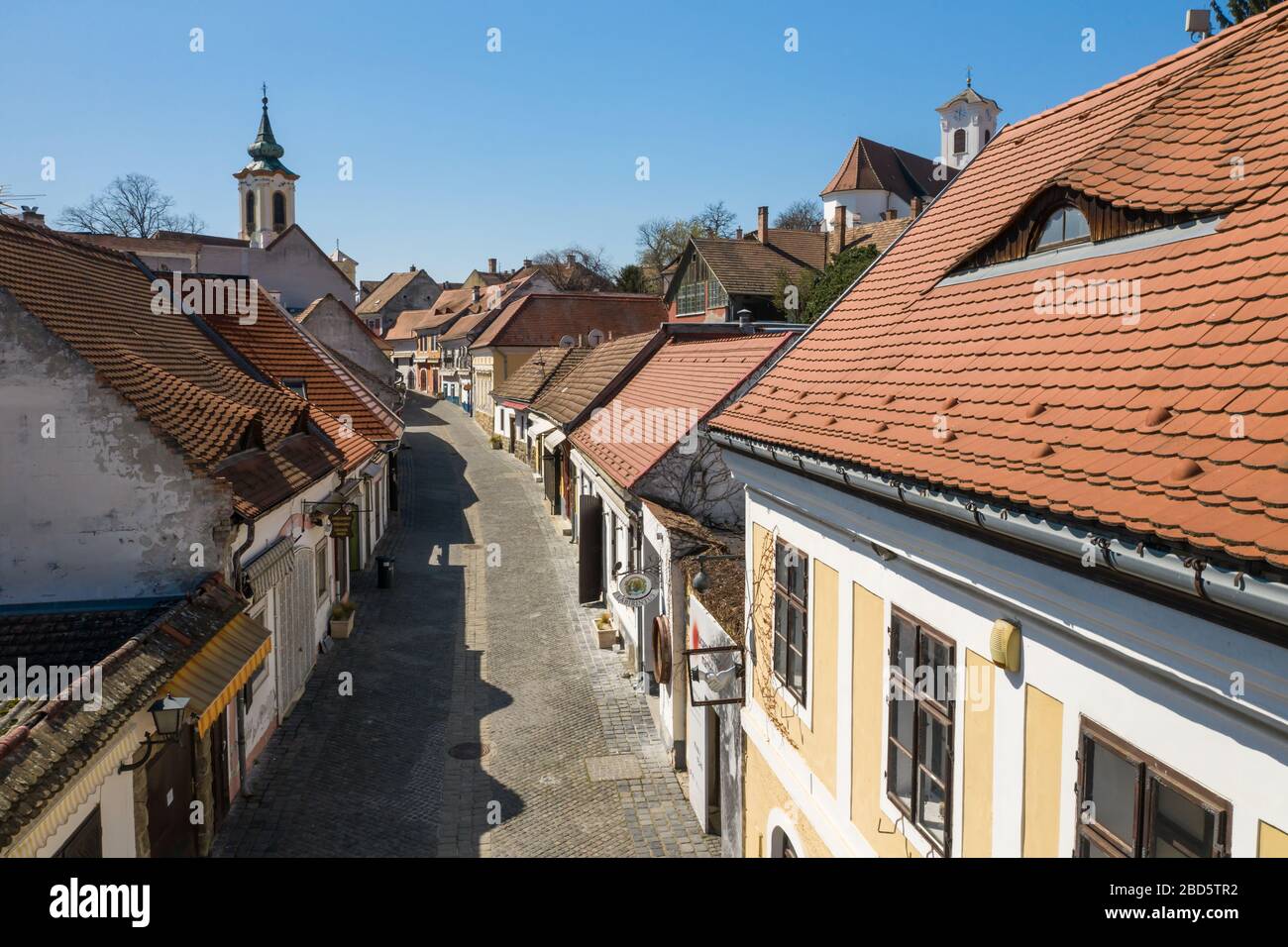Leeres Touristenziel in Szentendre, Ungarn. Normalerweise voll von Touristen und Basaren. Reisebranche, Tourismus in Europa gestoppt (Coronavirus) Stockfoto