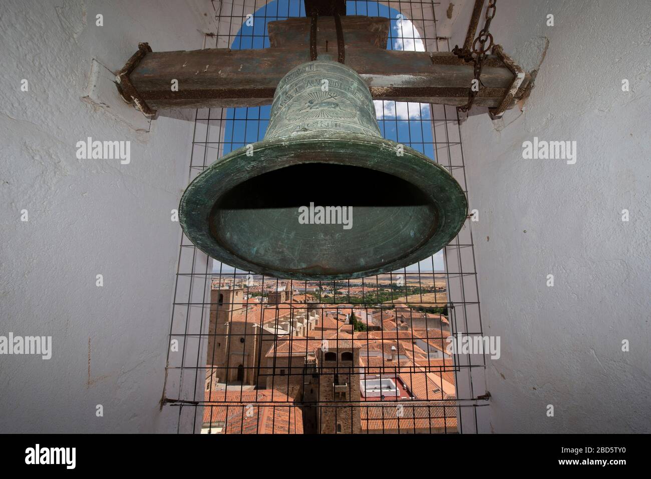 Glocke im Kirchturm, Kirche San Francisco Javier, Plaza de San Jorge, Cáceres, Extremadura, Spanien, Europa Stockfoto