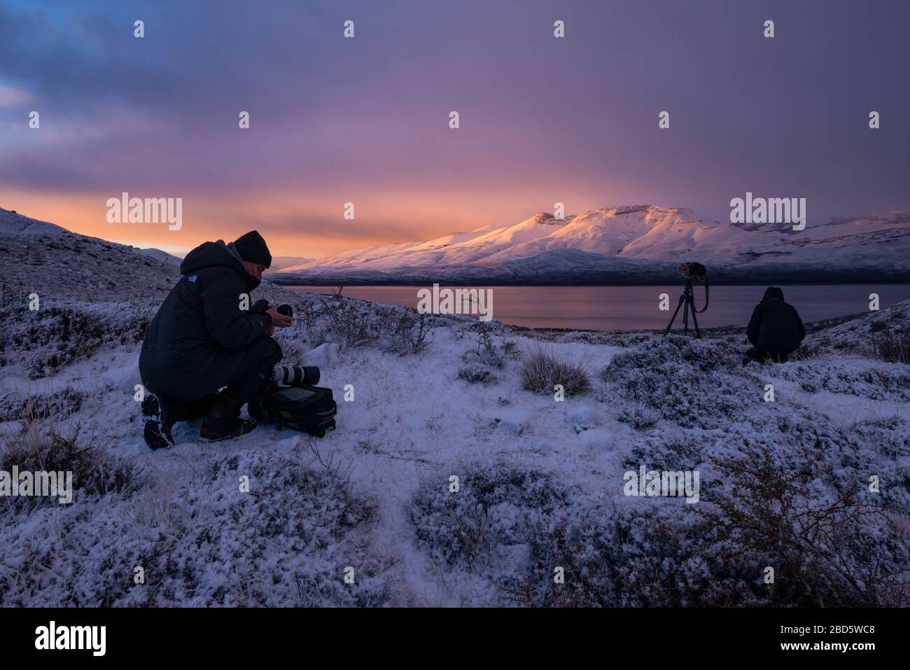 Fotografen, die einen Winteraufgang im Torres del Paine National Park, Chile, schießen Stockfoto