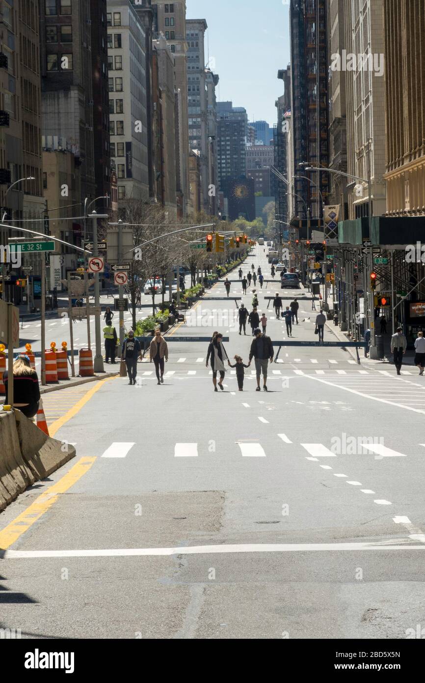 Park Avenue South ist wegen der COVID-19-Pandemie, New York City, USA, für den Verkehr gesperrt Stockfoto