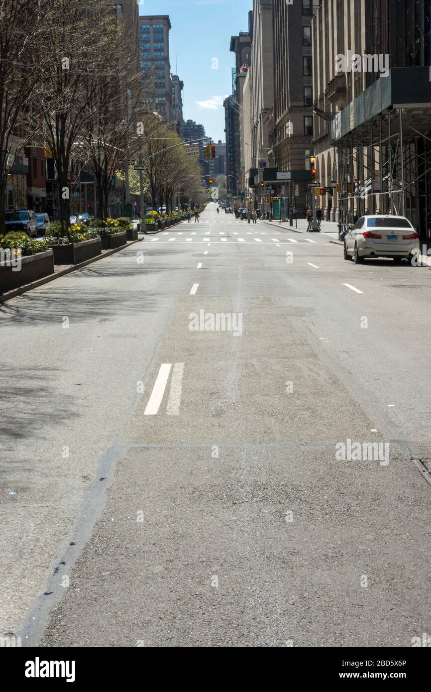 Die Park Avenue South ist aufgrund der COVID-19-Pandemie, New York City, USA, verlassen Stockfoto
