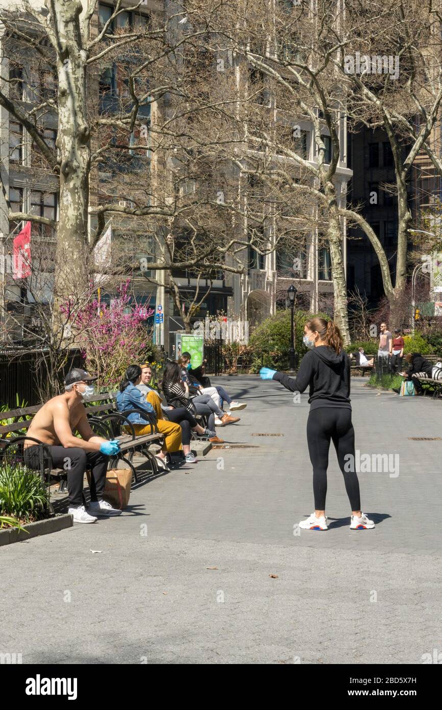 New Yorker üben soziale Distanzierung im Madison Square Park an einem sonnigen Nachmittag, New York City, USA Stockfoto