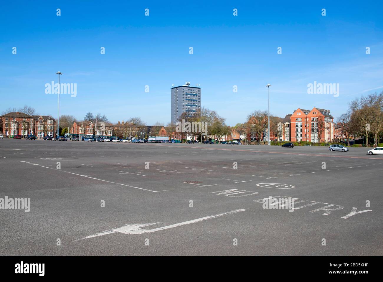 Ein nahezu leerer Forest Park und eine Fahrt, die während der Covid-19-Sperre, April 2020, erfasst wurde. Forest Fields Nottingham England UK Stockfoto