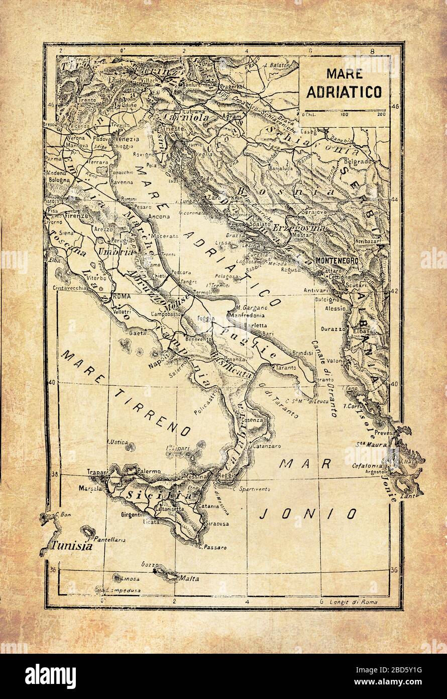 Antike Karte von adriatischem, jonischem und Tyrrhenischem Meer, als Teil des Mittelmeers in der Nähe der Küsten Italiens und Siziliens mit geographischen italienischen Namen und Beschreibungen Stockfoto