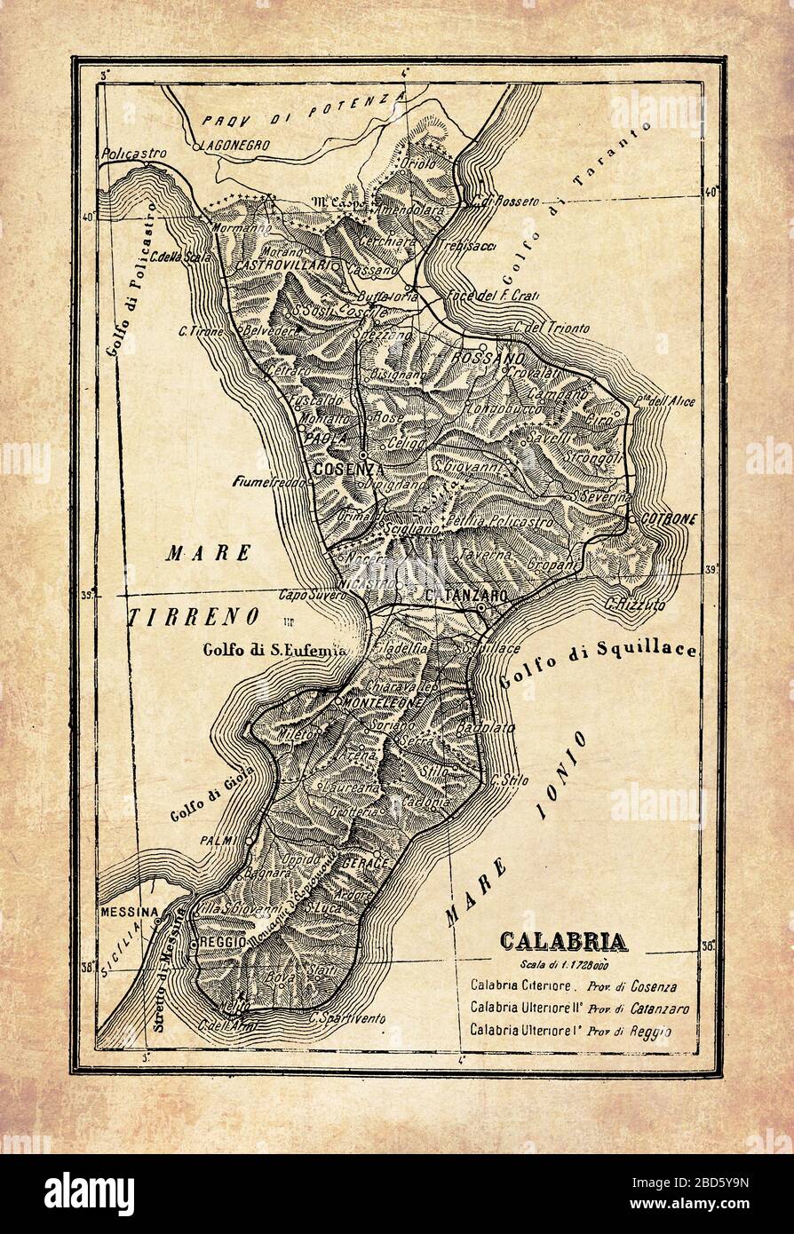 Alte Karte der Region Kalabrien in Süditalien umgeben von Jonischen und Tyrrhenischen Meeren, die von Sizilien durch die Straße von Messina getrennt sind, mit geografischen italienischen Namen und Beschreibungen Stockfoto