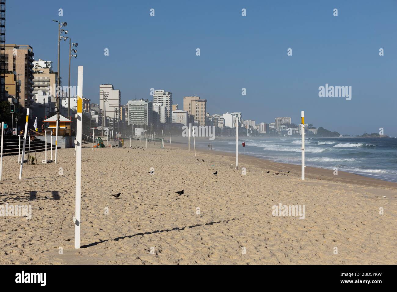 Am sonnigen Mittag in Rio de Janeiro, Brasilien, verlassene Strand von Leblon beim Ausbruch des Corona-Virus COVID-19 Stockfoto