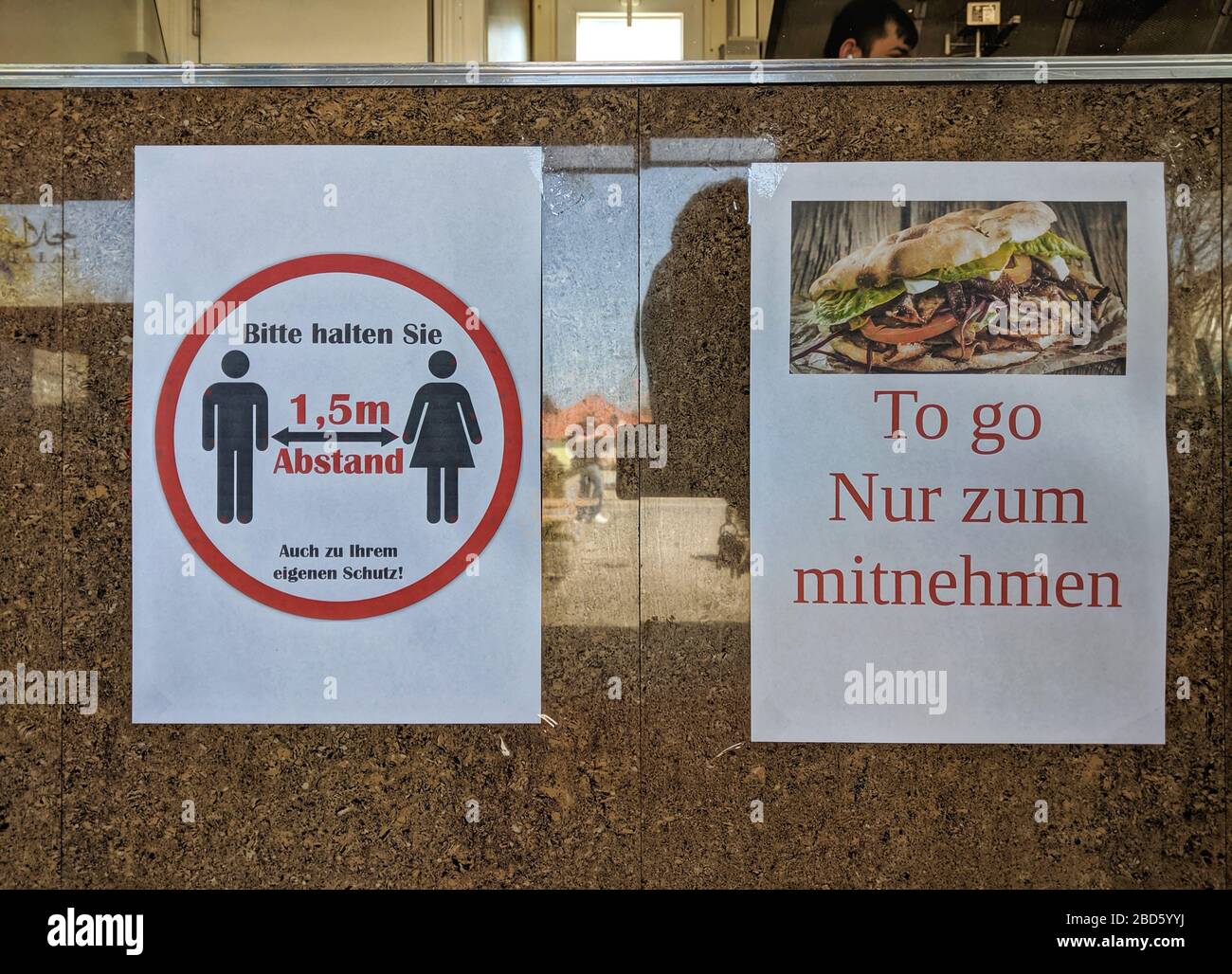 München, Deutschland. April 2020. Ein Schild in einem Doener Kebab-Restaurant in München, Deutschland, wo 1,5 m Abstände eingehalten werden und Bestellungen nur ausgeführt werden sollen. Kredit: ZUMA Press, Inc./Alamy Live News Stockfoto