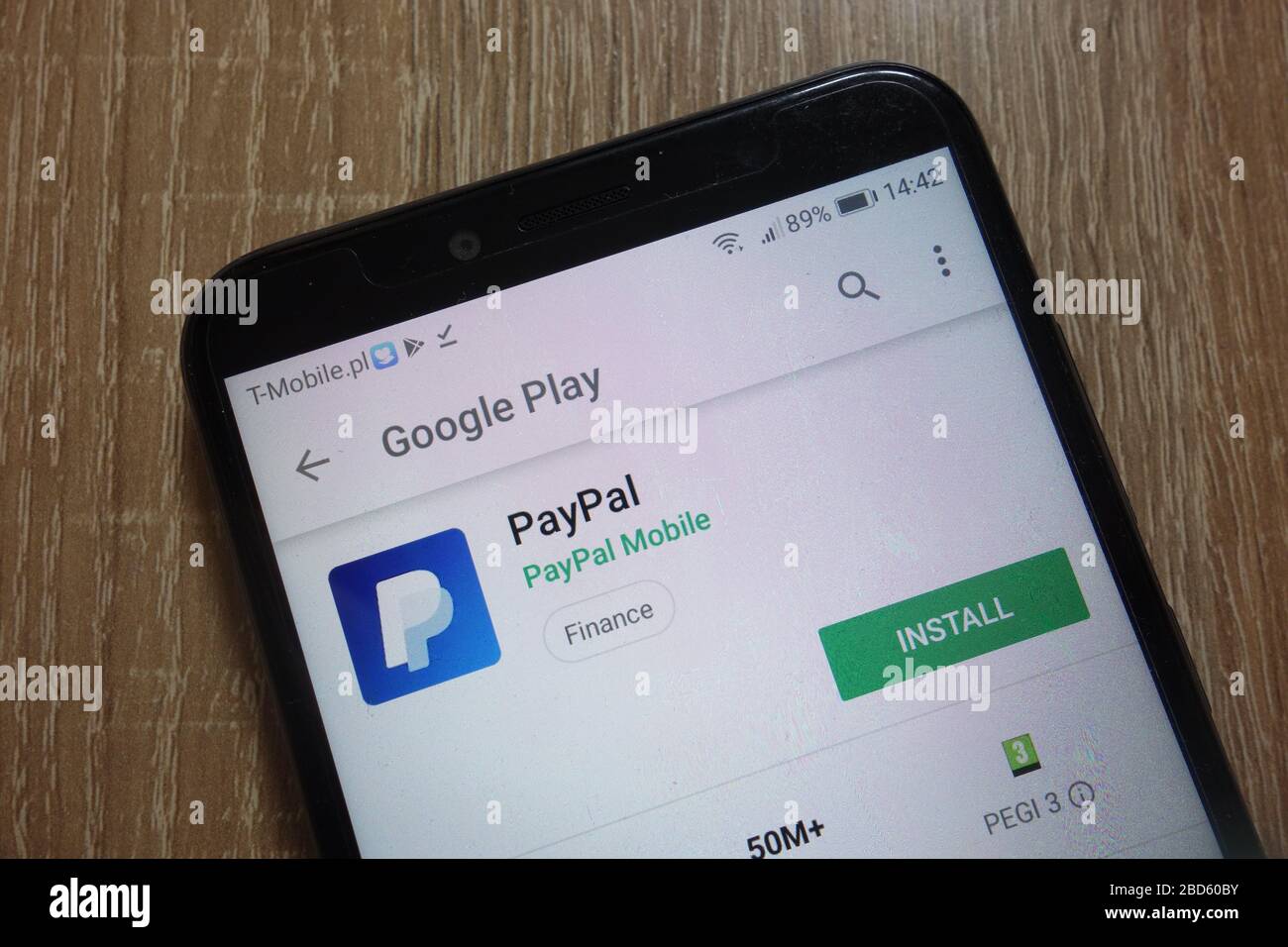 PayPal App auf Google Play Website auf Smartphone angezeigt Stockfoto