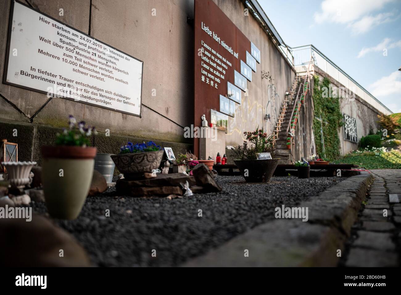 Duisburg, Deutschland. April 2020. Die Gedenkstätte für die Opfer der Loveparade befindet sich am Karl-Lehr-Tunnel in Duisburg. Wegen der Corona-Krise hat das Landgericht Duisburg vorgeschlagen, den Straffall Love Parade fallen zu lassen. Damit würde der Prozess ohne Urteil beendet. Aufgrund der dynamischen Entwicklung der Corona-Pandemie war nicht absehbar, wann und wie die derzeit unterbrochene Studie fortgesetzt werden konnte. Kredit: Fabian Strauch / dpa / Alamy Live News Stockfoto