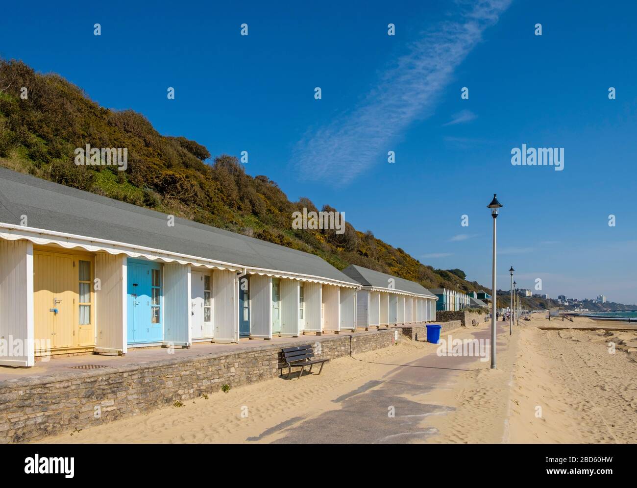 Bournemouth Beach hütten an der Promenade in Lockdown während der Coronavirus Pandemie, Dorset, England, Großbritannien. Stockfoto