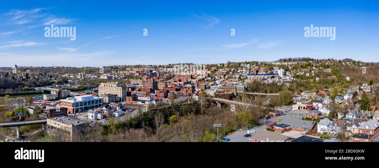 Morgantown, WV - 6. April 2020: Luftdrone Panoramaaufnahme der Innenstadt von Morgantown West Virginia Stockfoto