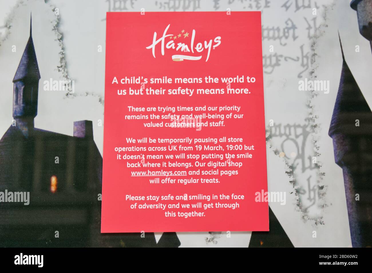Ein Schild, das die Schließung des berühmten Spielwarenladens Hamley's in London wegen Coronavirus ankündigt Stockfoto