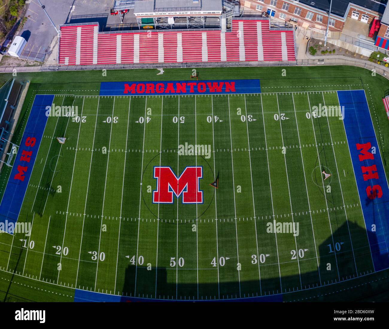 Morgantown, WV - 6. April 2020: Luftdronblick auf den menschenleeren Morgantown-High-School-Fußballplatz während des Lockdowns Stockfoto