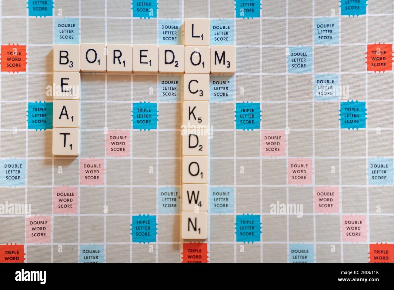 Beat Lockdown Langeweile in Scrabble Style Buchstaben und Wörtern Stockfoto