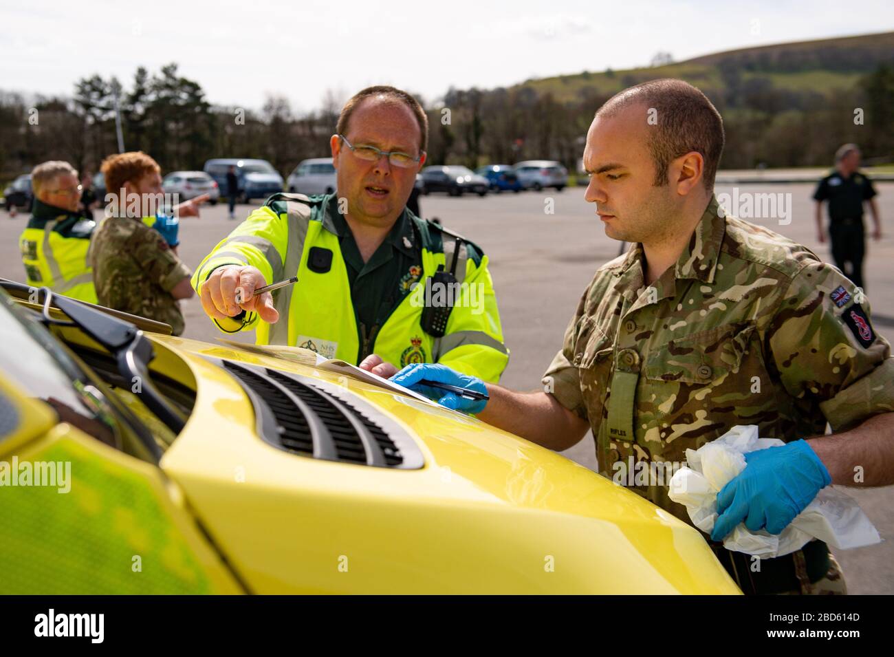 Mitglieder der britischen Armee während der Ausbildung, um den Welsh Ambulance Service NHS Trust (WAST) im Kampf gegen COVID-19 im Sennybridge Training Camp in Mid Wales zu unterstützen. Stockfoto