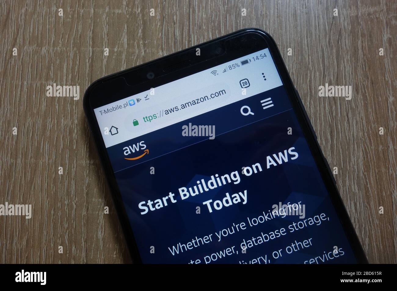 Amazon Web Services (AWS)-Website (aws.amazon.com) auf dem Smartphone angezeigt Stockfoto