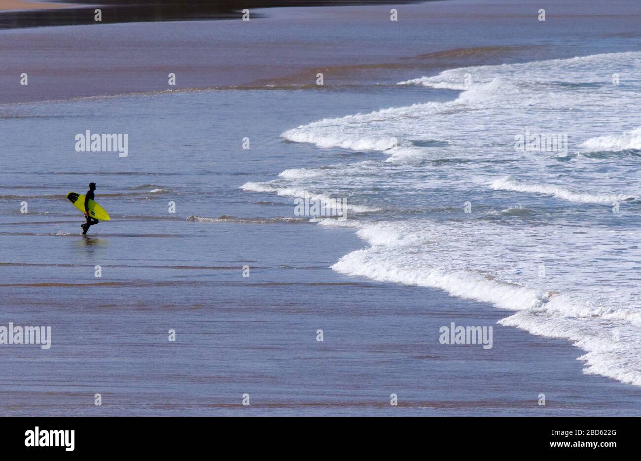 Newquay, Großbritannien. April 2020. Wetter in Großbritannien: Frühlingssonne und leere Fistral Bay für einsame Einheimische. Kredit: Robert Taylor/Alamy Live News Stockfoto