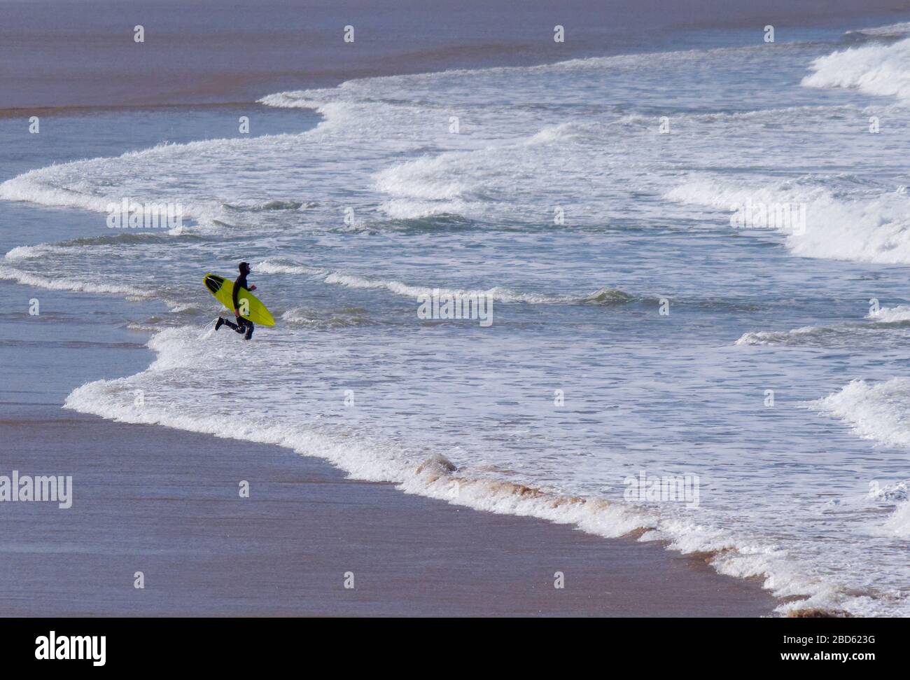 Newquay, Großbritannien. April 2020. Wetter in Großbritannien: Frühlingssonne und leere Fistral Bay für einsame Einheimische. Kredit: Robert Taylor/Alamy Live News Stockfoto