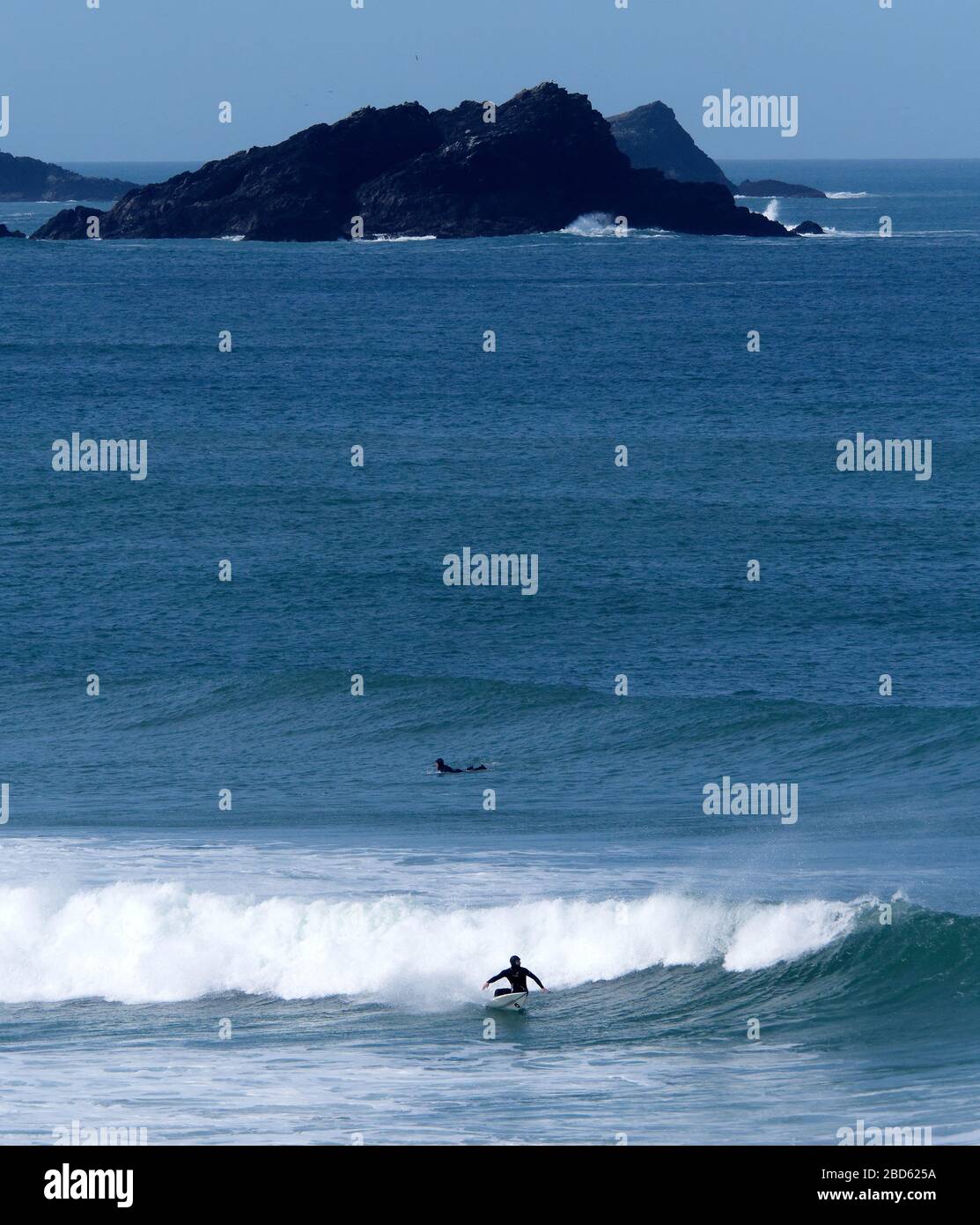 Newquay, Großbritannien. April 2020. Wetter in Großbritannien: Frühlingssonne und leere Fistral Bay für einsame Einheimische. Kredit: Robert Taylor/Alamy Live News Stockfoto