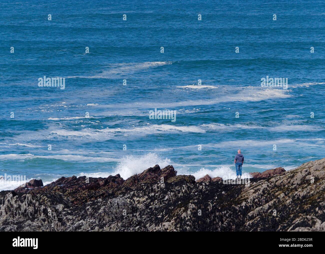 Newquay, Großbritannien. April 2020. Wetter in Großbritannien: Frühlingssonne und leere Fistral Bay für einsame Einheimische. Kredit: Robert Taylor/Alamy Live News Stockfoto