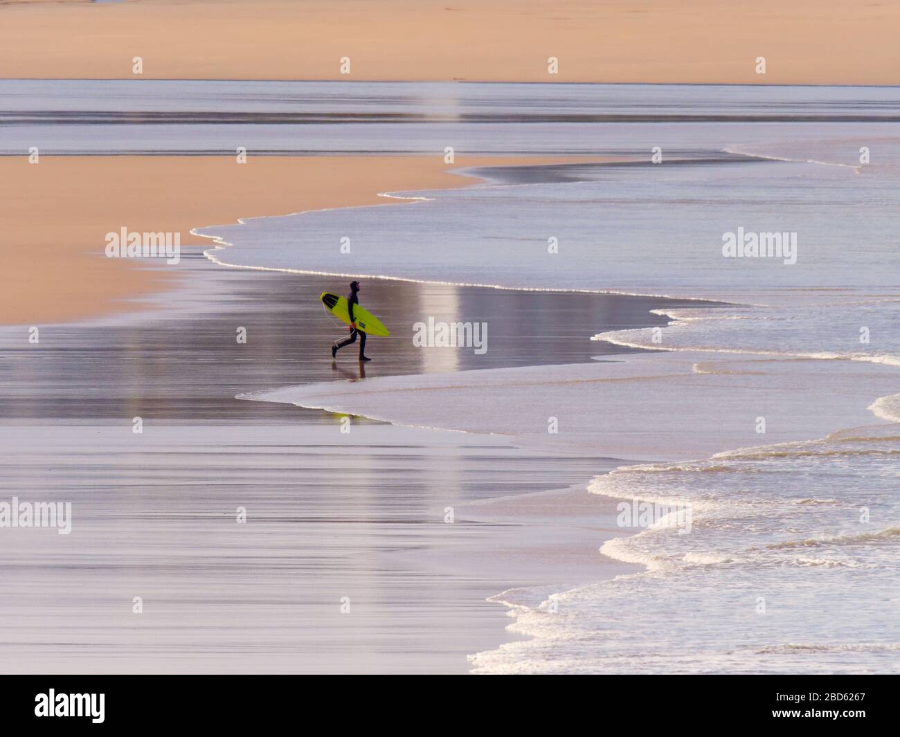 Newquay, Großbritannien. April 2020. Wetter in Großbritannien: Frühlingssonne und leere Fistral Bay für einsame Einheimische. Kredit: Robert Taylor/Alamy Live News Stockfoto