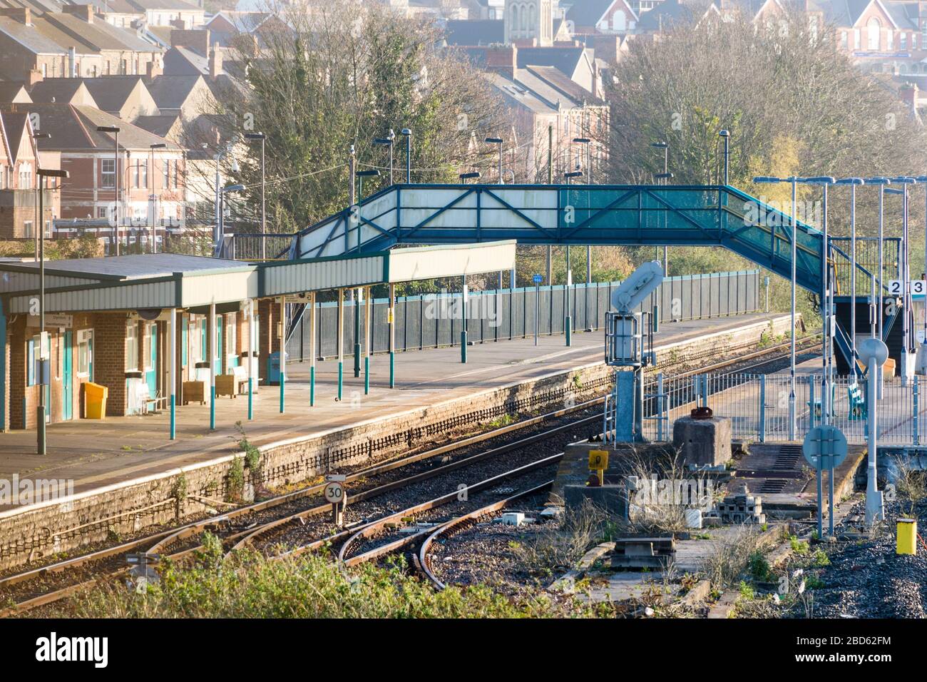 An einem hellen sonnigen Wochentag morgens während der Hauptverkehrszeit ist der Bahnsteig bei Barry während der Krisen des Coronavirus Covid-19 desertiert. Stockfoto