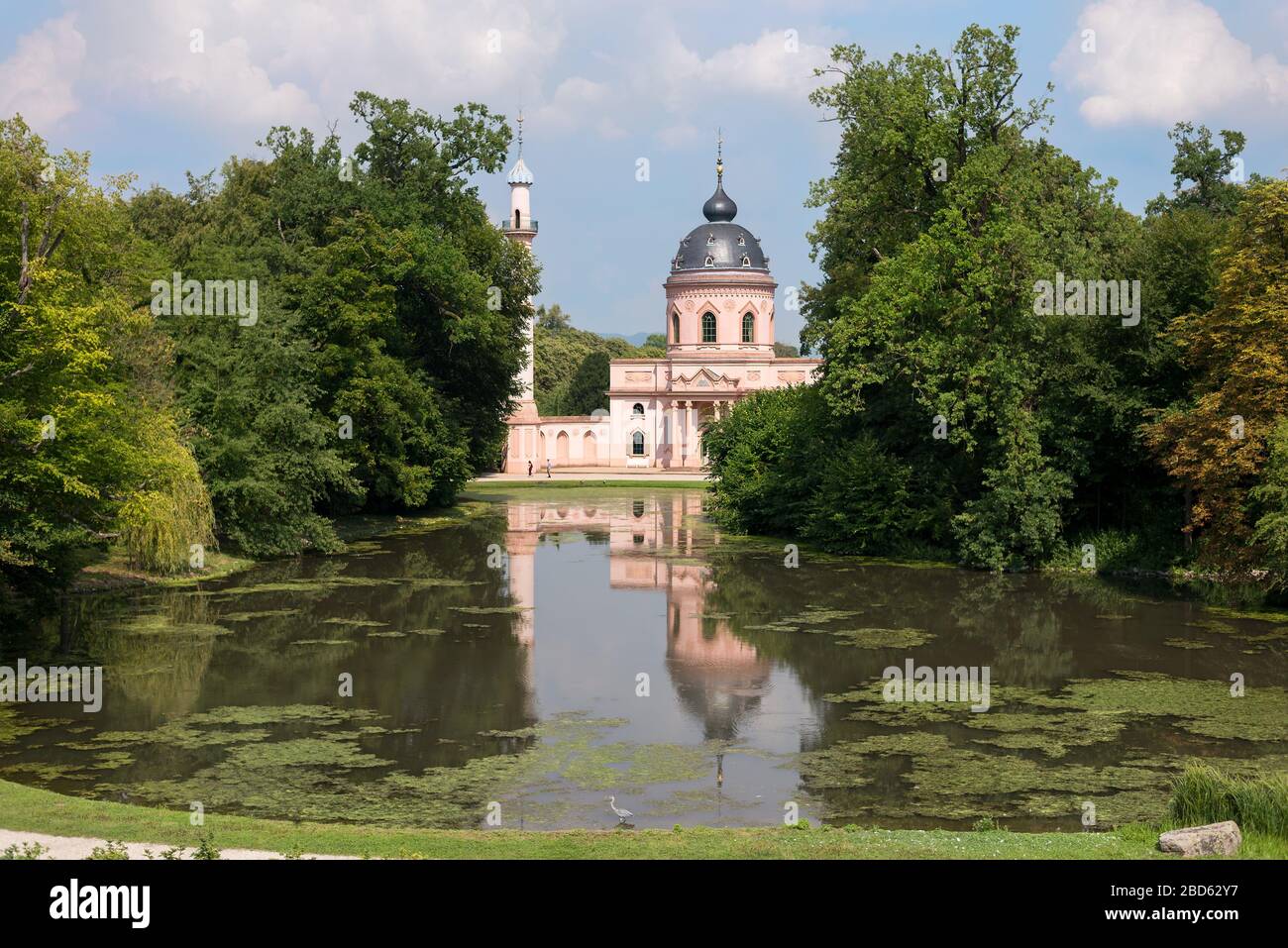 Die Schwetzinger Moschee hat über ihren See in den Gärten des Schlosses Schwetzingen, Schwetzingen, gesehen. Stockfoto
