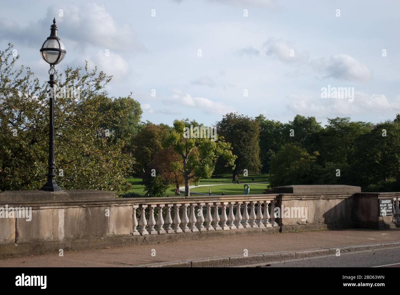 Steinstruktur Lake Long Water Serpentine Bridge Kensington Gardens, London W2 2UH von John Rennie The Younger Decimus Burton Stockfoto