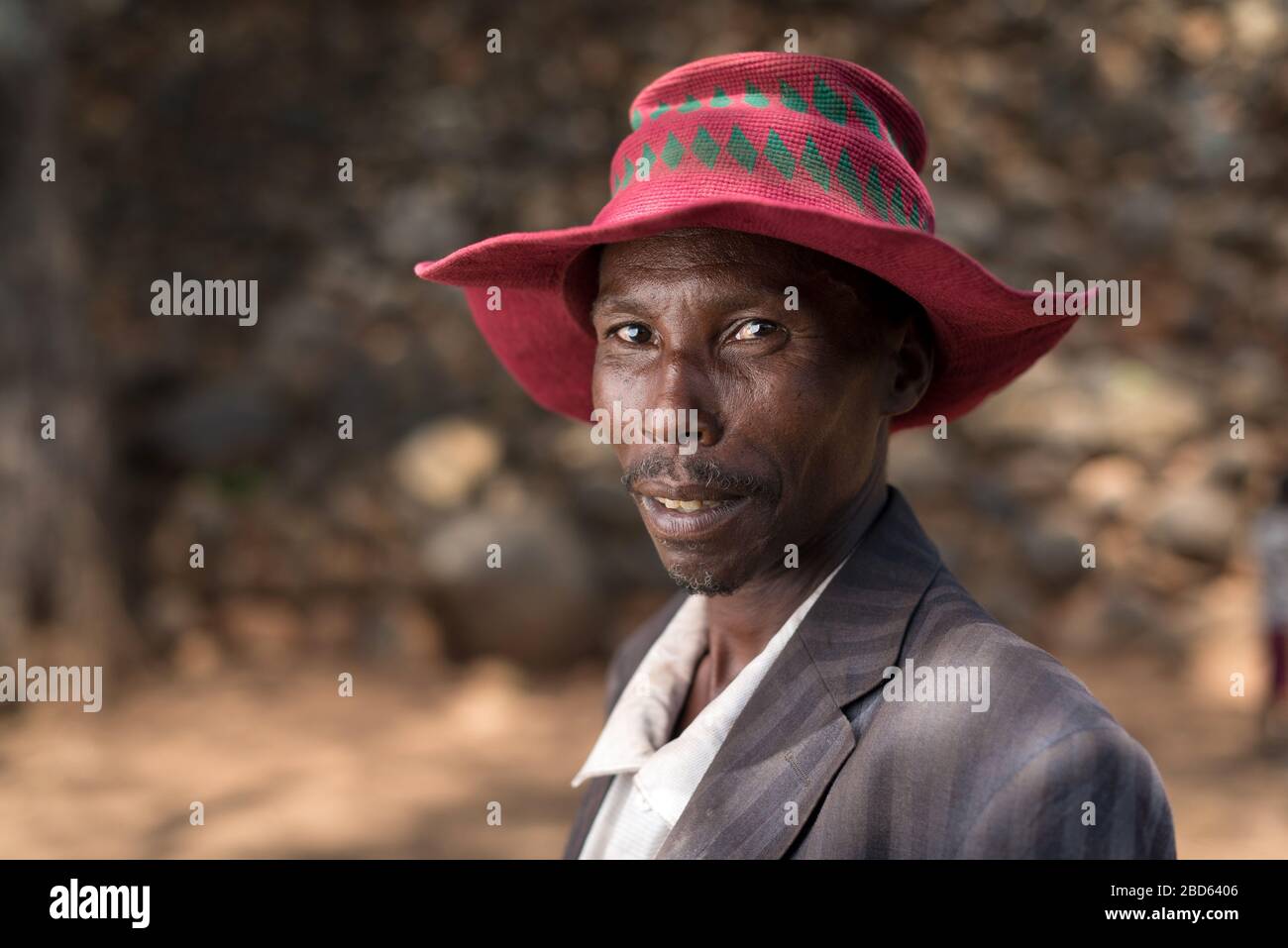 Mann in Handstrick Hut und schlecht sitzenden Anzug Mantel, Mitglied der Konso ethnischen Gruppe oder Stamm, Gamole Dorf, Abra Minch, Äthiopien gekleidet. Stockfoto