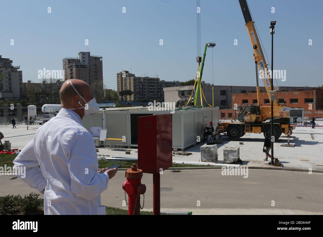 Neapel, Italien. April 2020. Ein Arzt füttert die Baustelle der neuen Covid-19-Abteilung des Krankenhauses Ospedale del Stute in Ponticelli verstotzt. In Italien wird der Sperrverfall weiterhin durch Regierungsdekret erklärt, das ganz Italien zu einem Schutzgebiet zur Bekämpfung der Kovidinfektion 19 erklärt - Coronavirus-Infektion, Schließung von Schulen, öffentlichen Büros und Geschäften. Kredit: Unabhängige Foto-Agentur Srl/Alamy Live News Stockfoto