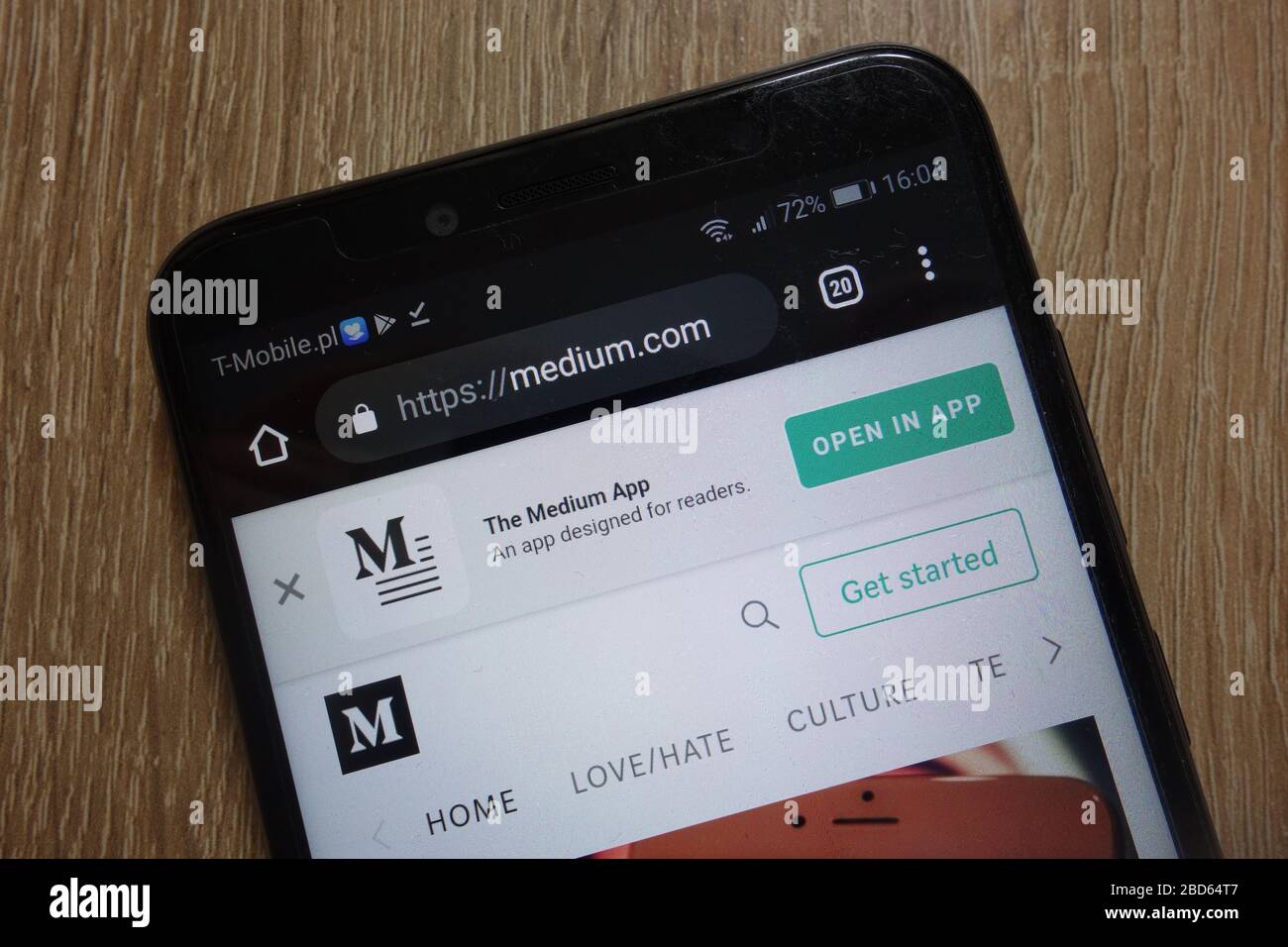 Mittlere Website (medium.com) auf Smartphone angezeigt. Medium ist eine Online-Publishing-Plattform Stockfoto