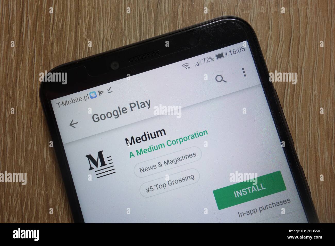 Mittlere App auf Google Play-Website auf Smartphone angezeigt. Medium ist eine Online-Publishing-Plattform Stockfoto